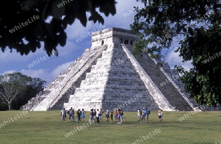 Die Pyramide der Maya Ruine von Chichen Itza im Staat Yucatan auf der Halbinsel Yuctan im sueden von Mexiko in Mittelamerika.   