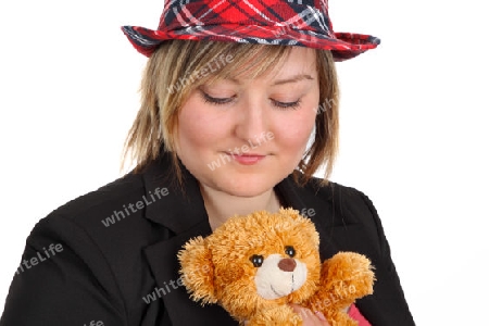 Junge Frau h?lt einen Teddyb?r - auf hellem Hintergrund