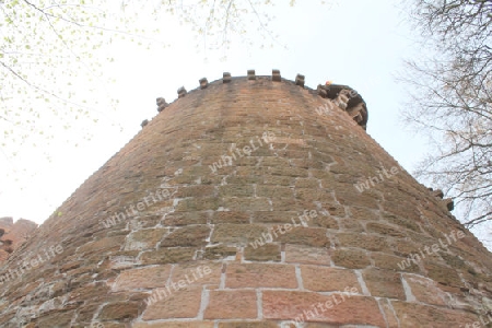 Burgturm mit Zinnen