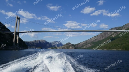 Kielwasser in der Fjordlandschaft, Lysefjord