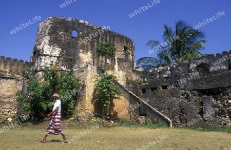 Ein Mann in traditioneller Kleidung im Old Fort in Stone Town der Hauptstadt der Insel Zanzibar oestlich von Tansania im Indischen Ozean.