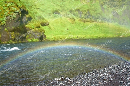 Regenbogen im Fluss