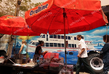 Ein Foodstand vor einem Reisebus in der Tempelstadt Ayutthaya noerdlich von Bangkok in Thailand.  (KEYSTONE/Urs Flueeler)