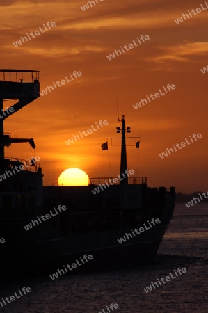 Sonnenuntergang hinter Schiff