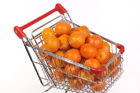 einkaufswagen mit mandarinen