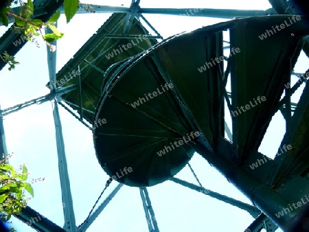 Aussichtsturm aus Stahl mit Wendeltreppe von Unten