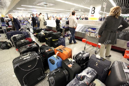 Chaos nach Flugverschiebungen und Flugausfaellen in der Reisegepaeck Empfangshalle im Internationalen Flughafen von Lissabon  in Portugal.
