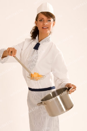 weiblicher Koch mit Kochtopf 