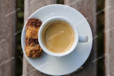 Tasse espresso-kaffee mit einem plaetzchen auf der holzoberflaeche.Draufsicht