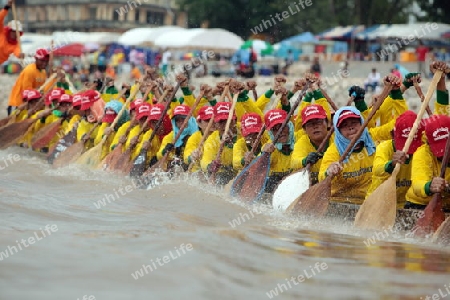 Ruderinnen beim traditionellen Bootsrennen auf dem Mekong River in Vientiane der Hauptstadt von Laos in Suedostasien.  