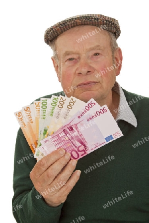 Senior mit Geldscheinen auf hellem Hintergrund