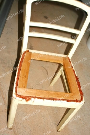 Stuhl, alt und defekt