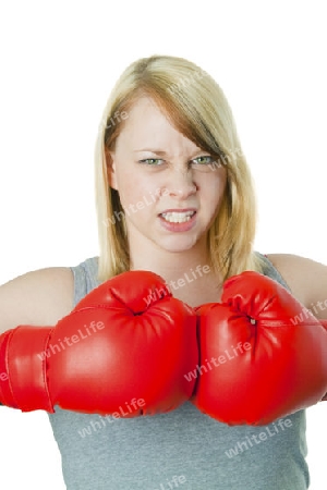 Junge Frau mit roten Boxhandschuhen - freigestellt auf wei?