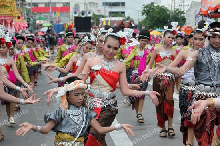 Menschen an der Festparade beim Bun Bang Fai oder Rocket Festival in Yasothon im Isan im Nordosten von Thailand. 