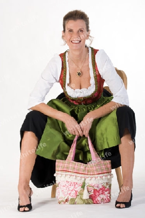 ?ltere Dame in bayerischen Trachtenkleid mit Tasche 