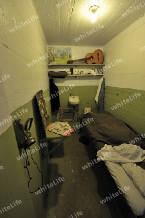 Blick in eine ehemalige Zelle in einem Zellenbock im Gefaengnis,   Alcatraz Island, Kalifornien, USA