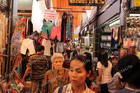 Eine Marktstrasse im China Town von Bangkok der Hauptstadt von Thailand in Suedostasien. 