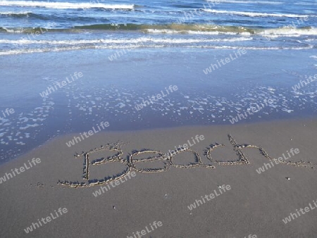 Beach  in den Sand geschrieben