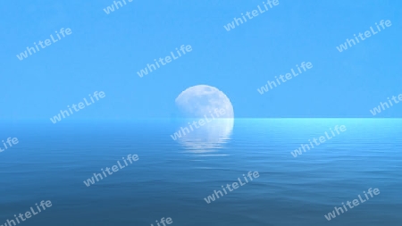 Mond ?ber dem blauen weiten Meer mit Reflexionen