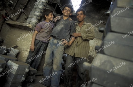 Jugendliche Arbeiter auf dem Souq oder Markt in der Medina der Altstadt von Aleppo im Norden von Syrien im Nahen Osten