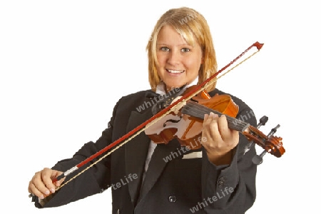 Junge Fraumit einer Violine auf weissem Hintergrund