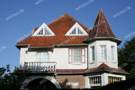 old house with balconies, bay windows, and transom windows  altes Wohnhaus mit Balkon,Erker,und Sprossenfenstern  
