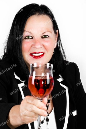 Frau mit einem Glas Rotwein. Wei? backgroung