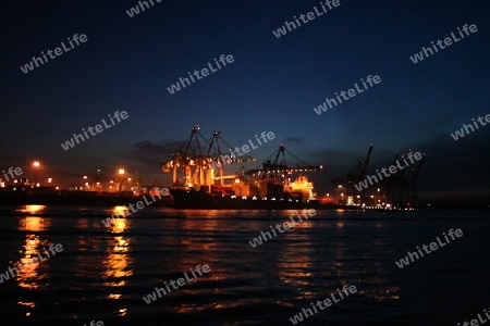 Schiff im Hamburger Hafen  bei Nacht