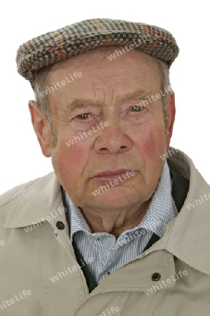 Senior mit Kopfbedeckung auf hellem Hintergrund