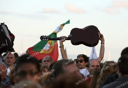 Menschen bei einem Volksfest  in der Innenstadt der Hauptstadt Lissabon in Portugal.   