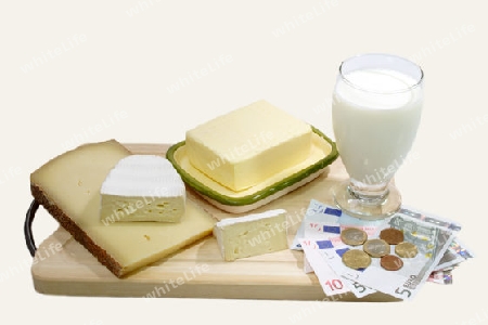 Milchprodukte mit Eurom?nzen und Euroscheinen auf hellemHintergrund