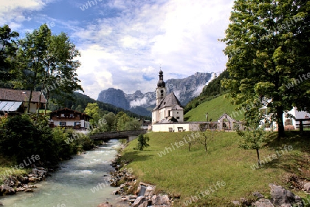 Kirche vor den Berchtesgadener Alpen