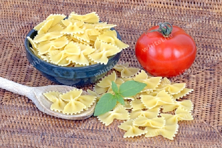  italienische Pasta, Farfalle, Teigwaren , Nudeln, Tomate, Basilikum 