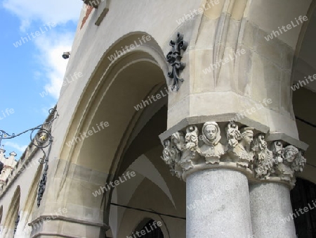 Säulen der Tuchhallen in Krakow