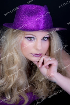 Lila Makeup mit Hut
