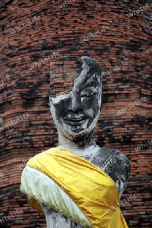 Eine Buddha Figur in einem Tempel in der Tempelstadt Ayutthaya noerdlich von Bangkok in Thailand.