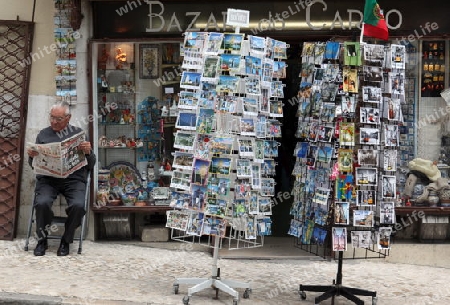 Ein Kiosk mit Postkarten in einer Gasse in der Innenstadt der Hauptstadt Lissabon in Portugal.     