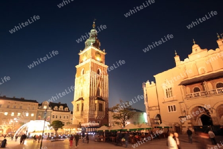 Der Rynek Glowny Platz mit dem Rathausturm in der Altstadt von Krakau im sueden von Polen. 