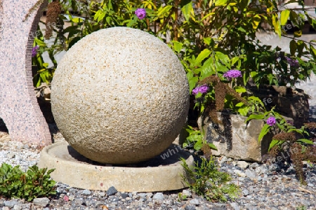 Steinkugel im Garten