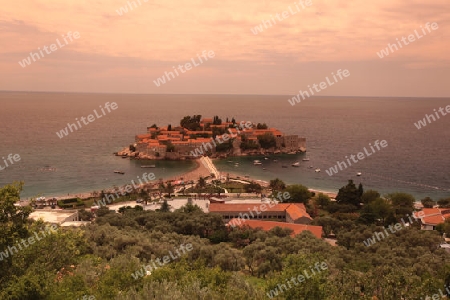 Die Hotelinsel Sveti Stefan am Mittelmeer in Montenegro im Balkan in Europa.