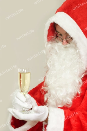 Nikolaus mit Sektglas auf hellem Hintergrund