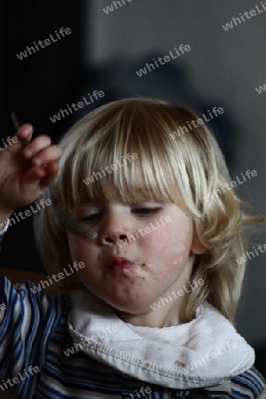 Kind isst mit Gabel