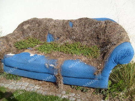 Sofa als Blumenbeet