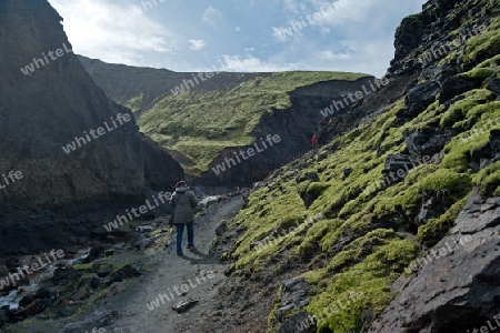 Der S?dwesten Islands, Wanderweg vor Vulkan-Kulisse in Landmannalaugar