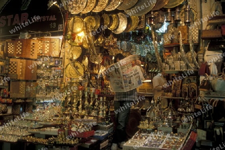Der Souq, Bazaar oder Markt von Kapali Carsi im Stadtteil Sulranahmet in Istanbul in der Tuerkey.