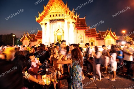 Die Tempelanlage des Wat Benchamabophit bei einer Religioesen Zeremonie in Bangkok der Hauptstadt von Thailand in Suedostasien.