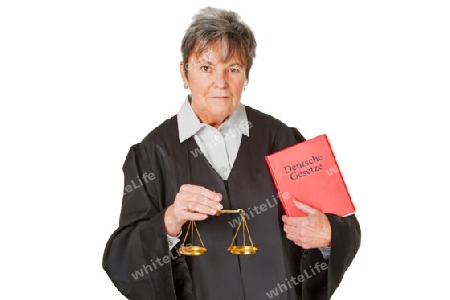 Juristin mit Waage freigestellt auf weissem Hintergrund