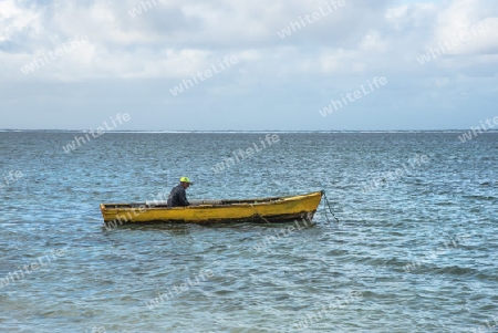 Fischer in seinem alten Boot