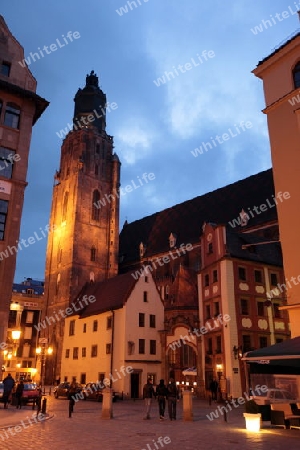 Die Elisabethkirche beim Stray Rynek Platz  in der Altstadt von Wroclaw oder Breslau im westen von Polen.  
