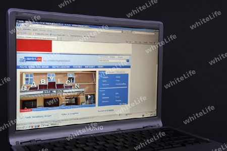 Website, Internetseite, Internetauftritt der Stadt Berlin  auf Bildschirm von Sony Vaio  Notebook, Laptop